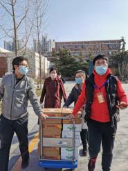 电视学院慰问留校学生,分享新一轮“忍冬信札”