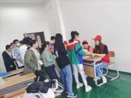 е뽻ͨϵѧһ֧ѧԱΪȺڰʵϵл֮áҵˡ鱾С